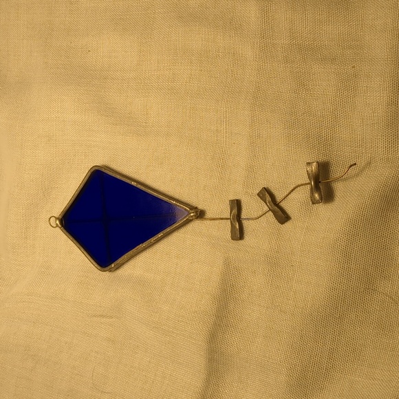 Tiffany Stained glass Portland, Ct. cobalt kite with tail suncatcher. 3 1/2" - Picture 2 of 3